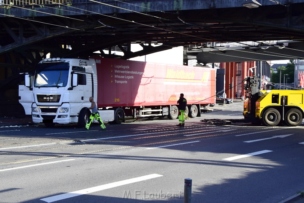 LKW blieb unter Bruecke haengen Koeln Deutz Opladenerstr Deutz Muelheimerstr P080.JPG - Miklos Laubert